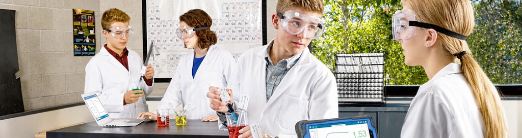 Schülerinnen und Schüler im Naturwissenschaftsunterricht mit digitalen PASCO-Messgeräten